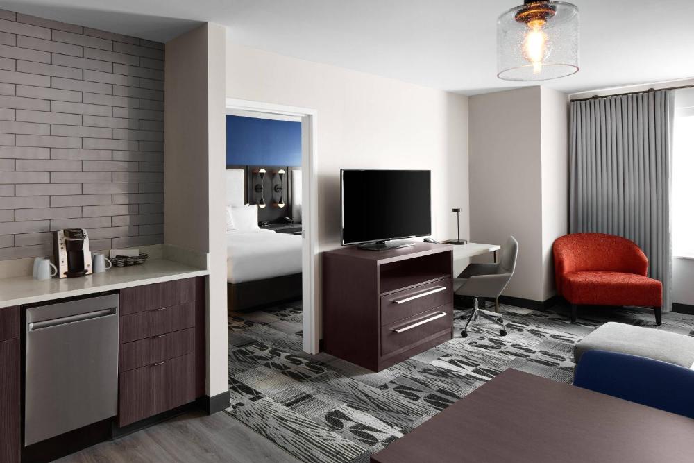 1 Bedroom Suite, 1 King interior